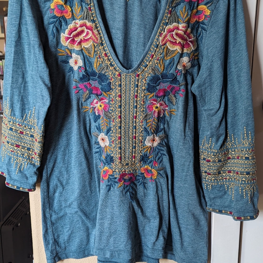 "Johnnie Was' embroidered t shirt, teal green, size large good condition